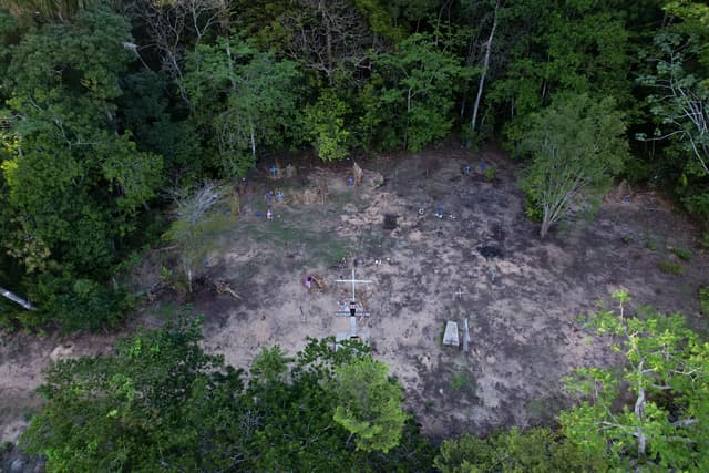 Cemitério onde foi enterrado um alemão com o símbolo da suástica