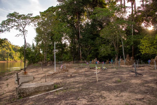 Cemitério onde foi enterrado um alemão com o símbolo da suástica