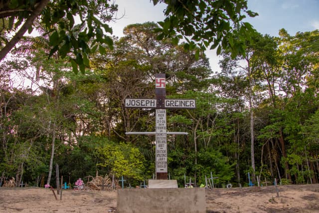 Cemitério onde foi enterrado um alemão com o símbolo da suástica